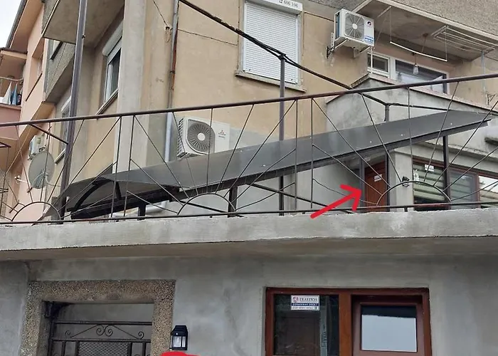 Iv With A Private Garage Apartment *